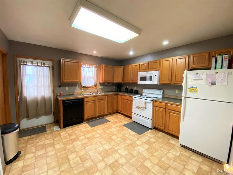 1015 E Elm St, Salina, KS 67401