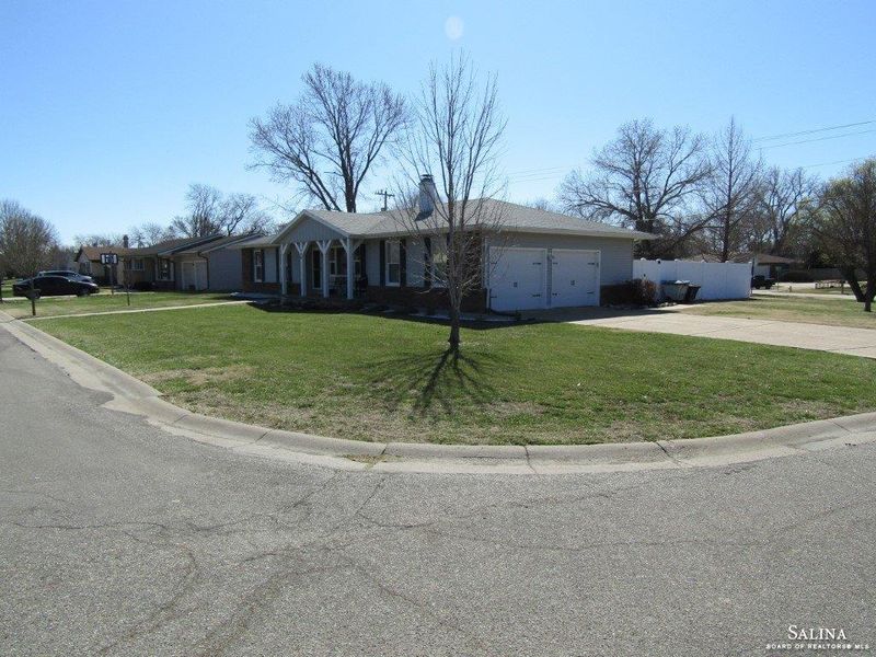 606 Post Oak Ln, Salina, KS 67401