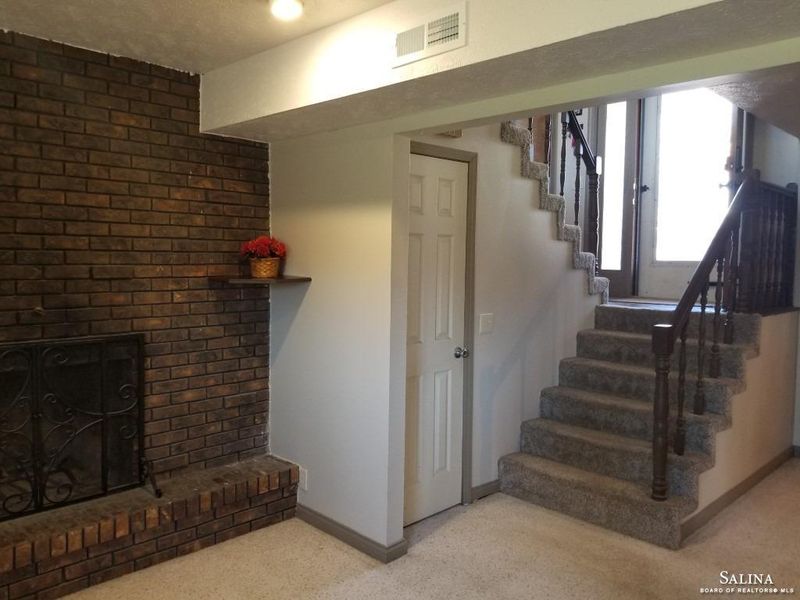 632 E Neal Ave, Salina, KS 67401
