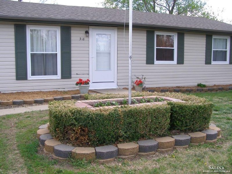 318 Kunkle Dr, Ellsworth, KS 67439