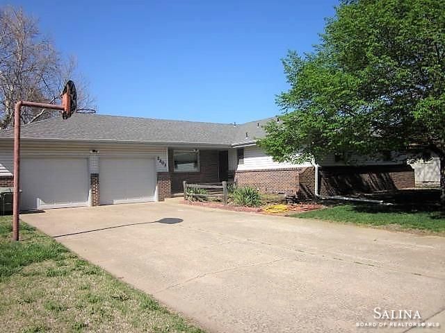 2203 Applewood Ln, Salina, KS 67401