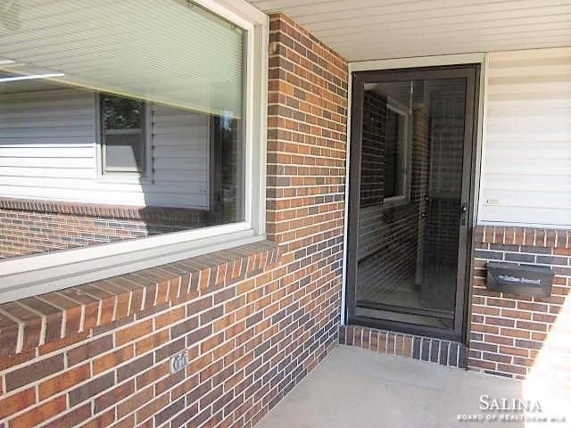 2203 Applewood Ln, Salina, KS 67401