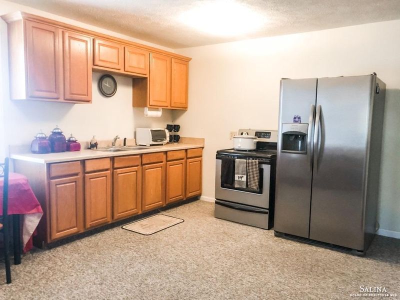 1016 E Ash St, Salina, KS 67401