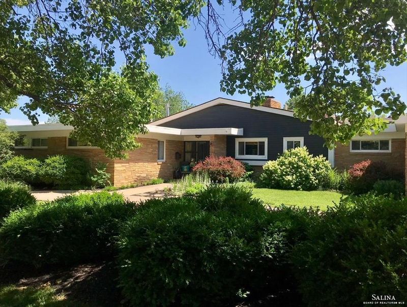 28 Crestview Dr, Salina, KS 67401