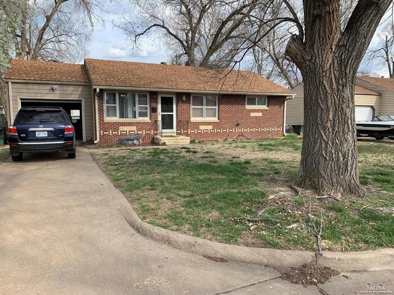 815 Vassar Dr, Salina, KS 67401