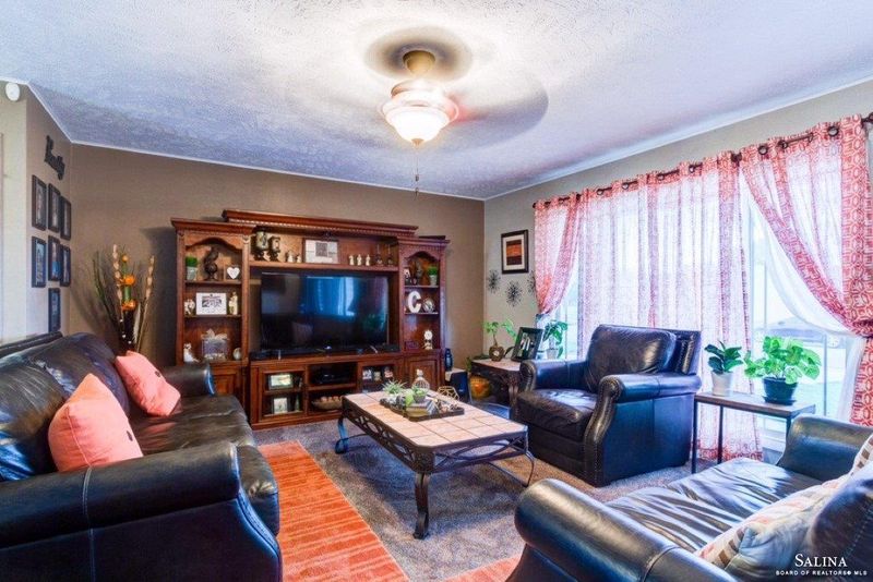 612 Post Oak Ln, Salina, KS 67401