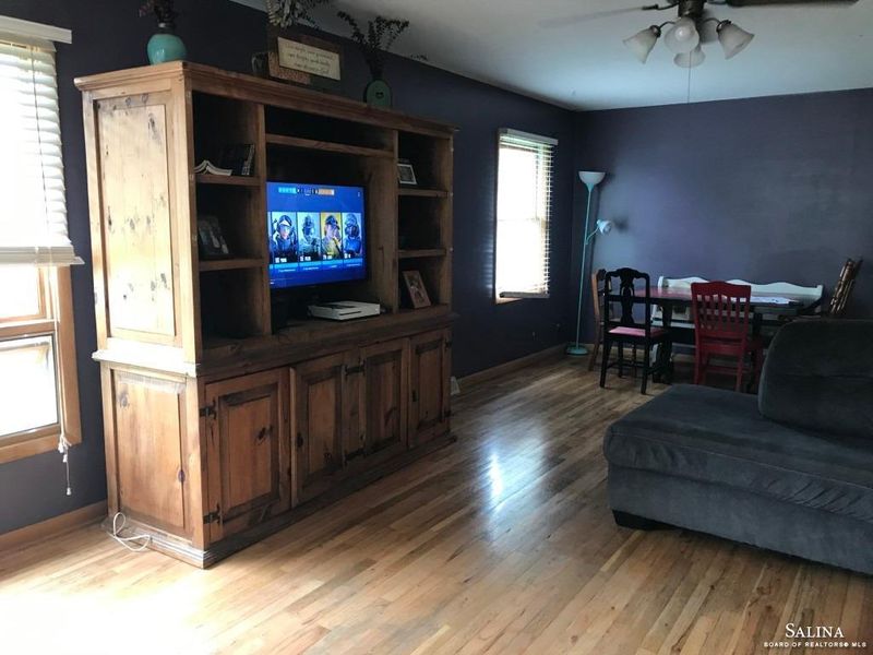 904 Custer St, Salina, KS 67401