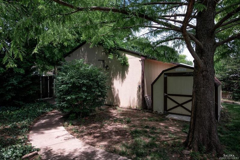 517 E Neal Ave, Salina, KS 67401