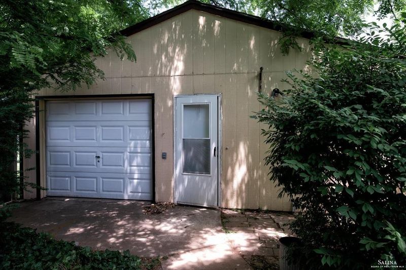 517 E Neal Ave, Salina, KS 67401