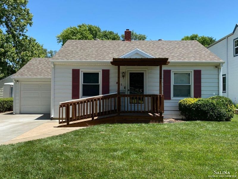 861 Sheridan St, Salina, KS 67401