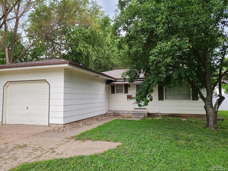 808 S 9th St, Salina, KS 67401