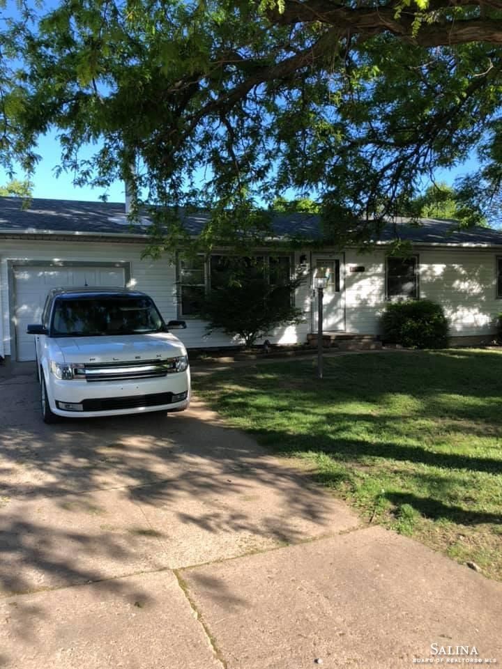 1823 Roberts Ave, Salina, KS 67401