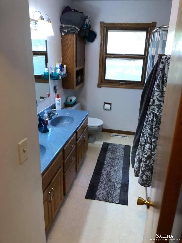 1823 Roberts Ave, Salina, KS 67401