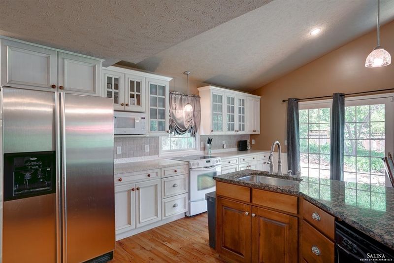 2119 Melrose Ln, Salina, KS 67401