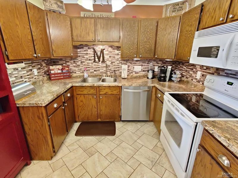 1221 Nottingham Dr, Salina, KS 67401