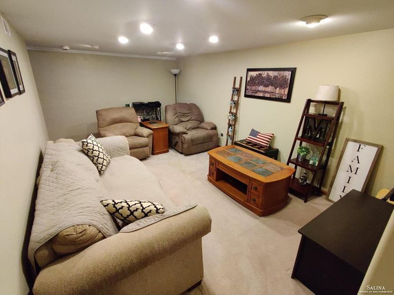 1221 Nottingham Dr, Salina, KS 67401