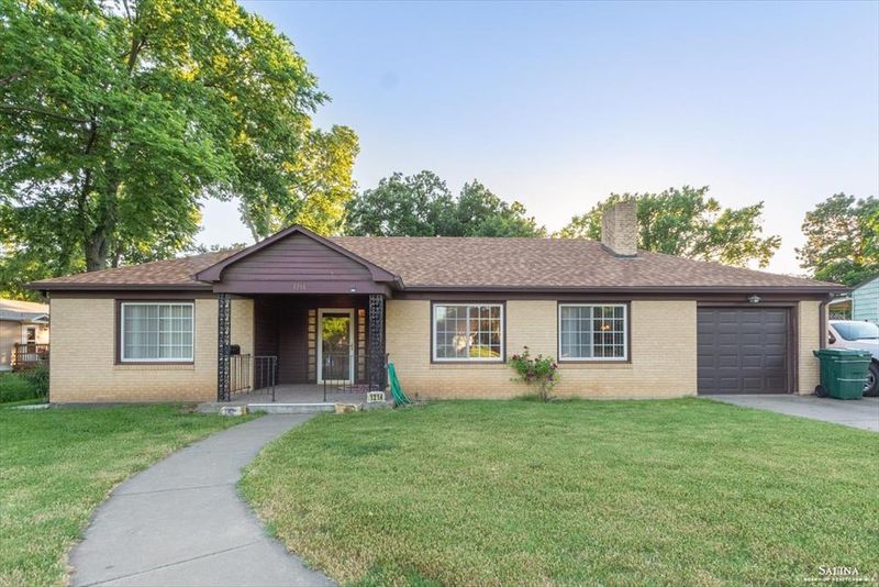 1214 N Buckeye Ave, Abilene, KS 67410