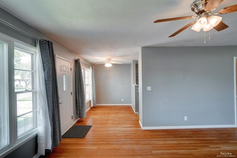 1849 Roberts St, Salina, KS 67401