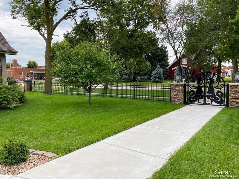 130 N 2nd St, Lindsborg, KS 67456