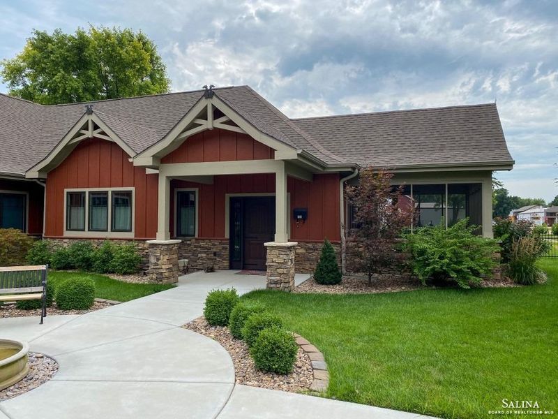 130 N 2nd St, Lindsborg, KS 67456