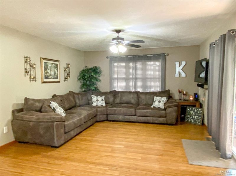 409 Dewey St, Solomon, KS 67480