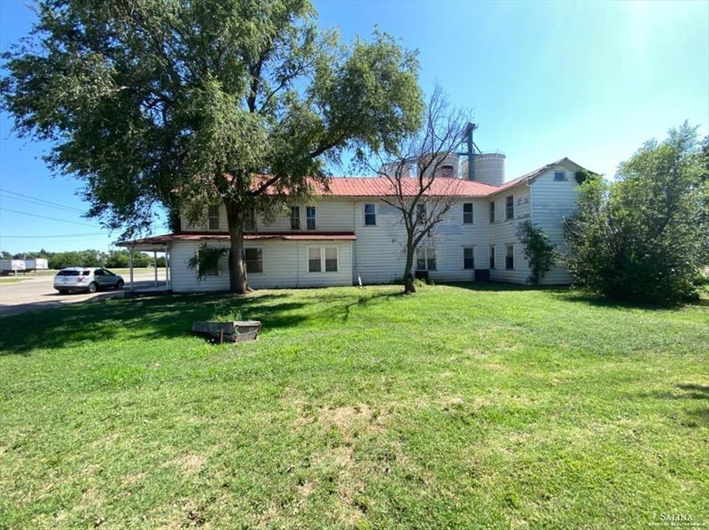 229 S Main St, Lucas, KS 67648