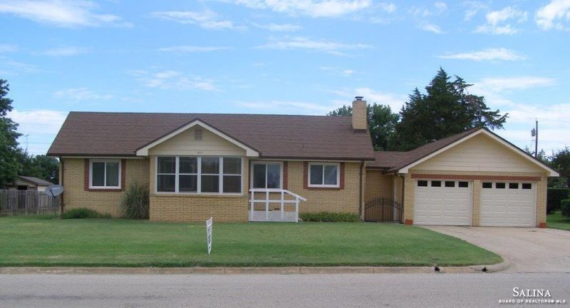 305 E 10th St, Ellsworth, KS 67439