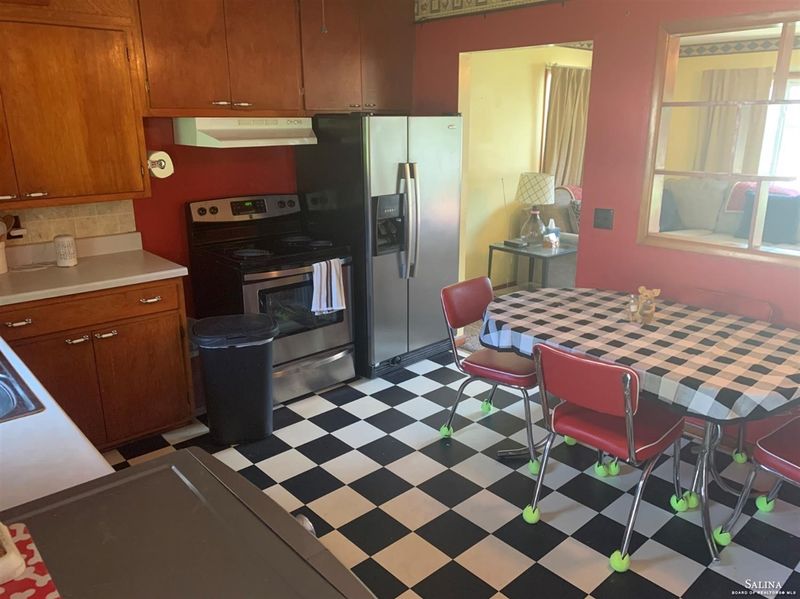 1124 E Ash St, Salina, KS 67401