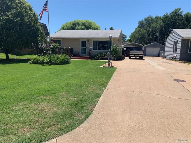 1124 E Ash St, Salina, KS 67401