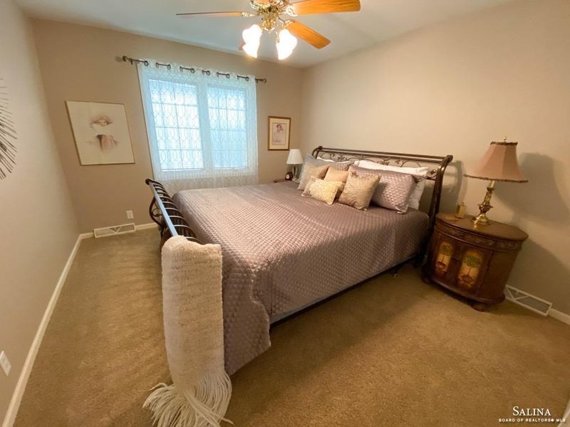 406 Pine Ridge Dr, Salina, KS 67401
