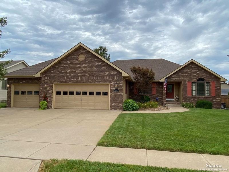 406 Pine Ridge Dr, Salina, KS 67401