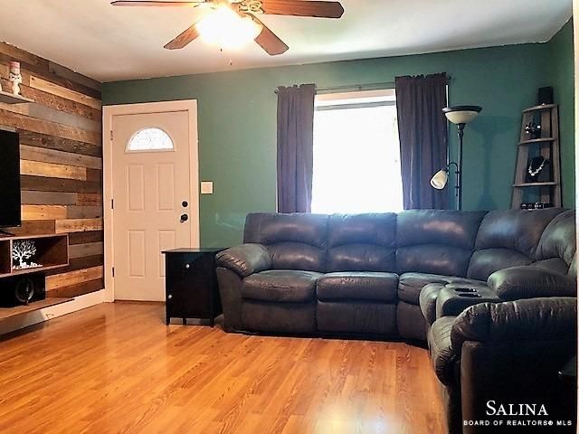 809 W Elm St, Salina, KS 67401