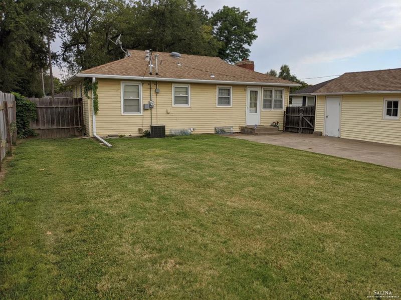 923 Kenison Rd, Salina, KS 67401