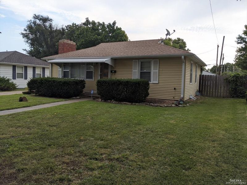 923 Kenison Rd, Salina, KS 67401