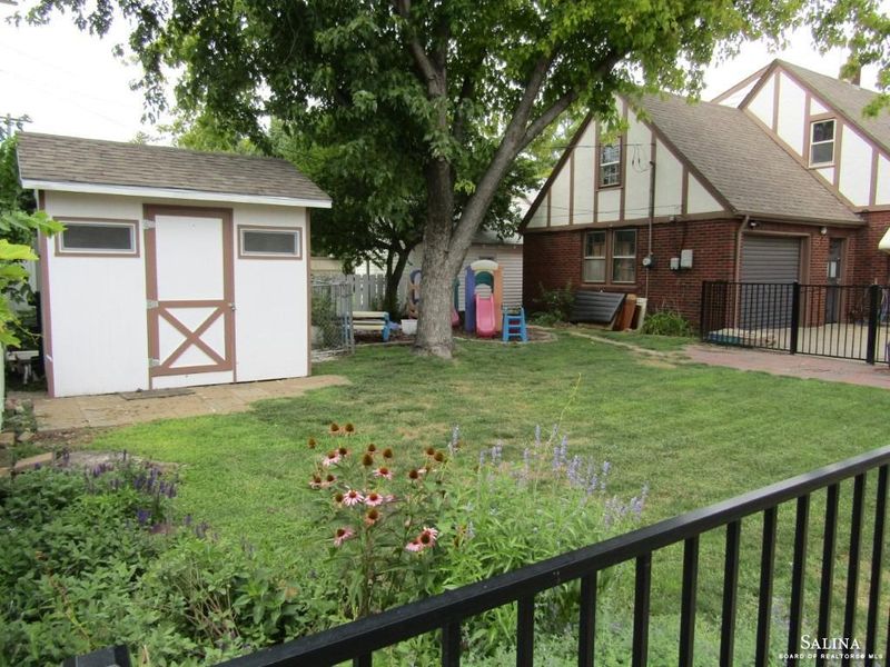 501 Sunset Dr, Salina, KS 67401