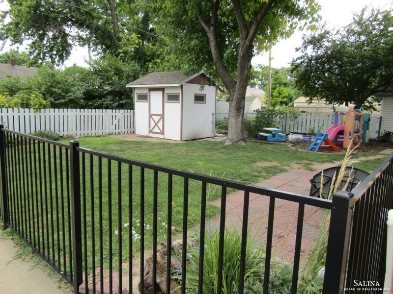 501 Sunset Dr, Salina, KS 67401