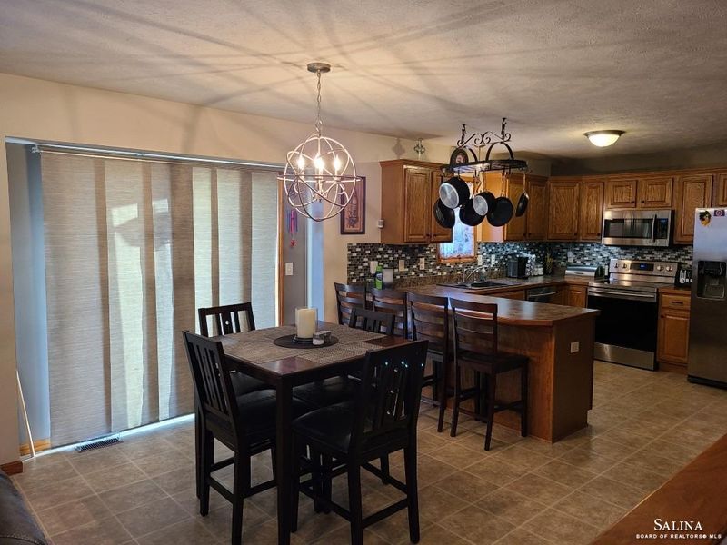 2990 Jack Cir, Salina, KS 67401