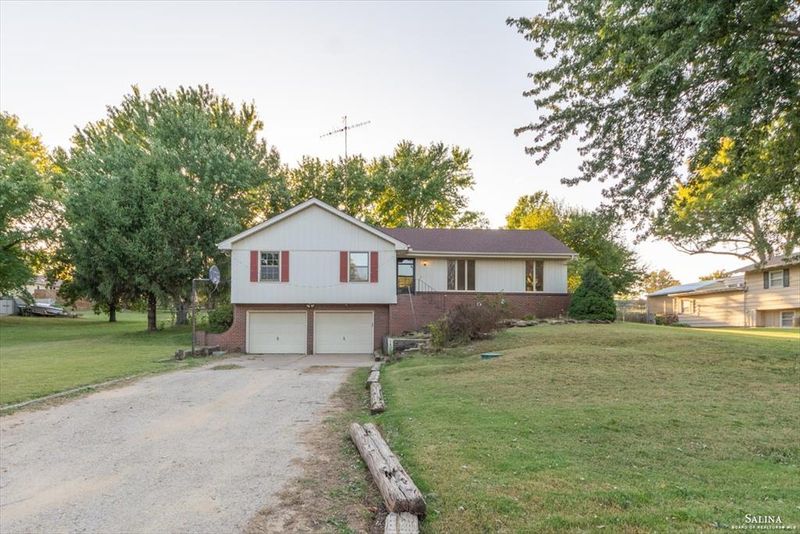 5853 N Bartley Rd, Salina, KS 67401