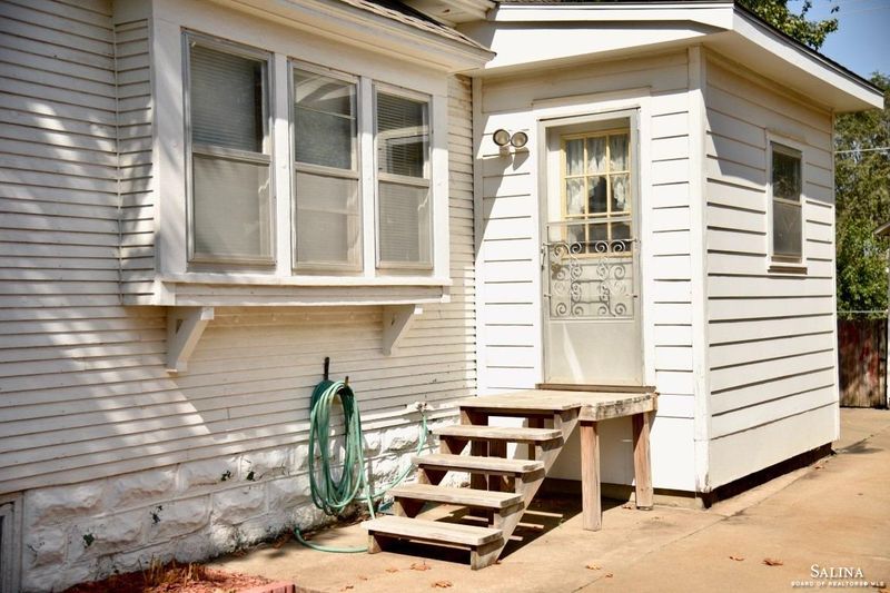 916 Park St, Salina, KS 67401