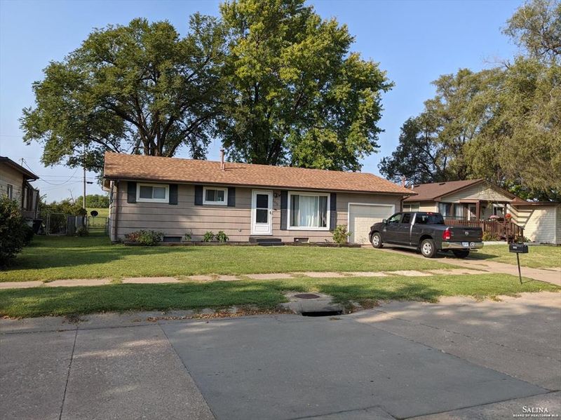 2076 Harold Ave, Salina, KS 67401