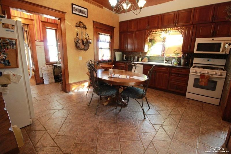 847 Eden Rd, Abilene, KS 67410