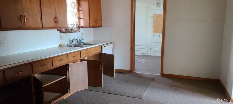 503 E 4th St, Beloit, KS 67420