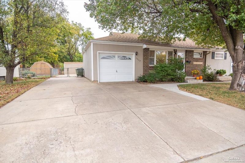 1117 Dover Dr, Salina, KS 67401
