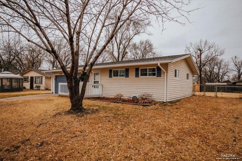 1216 Yale Ave, Salina, KS 67401