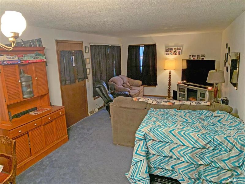 305 E 8th St, Ellsworth, KS 67439