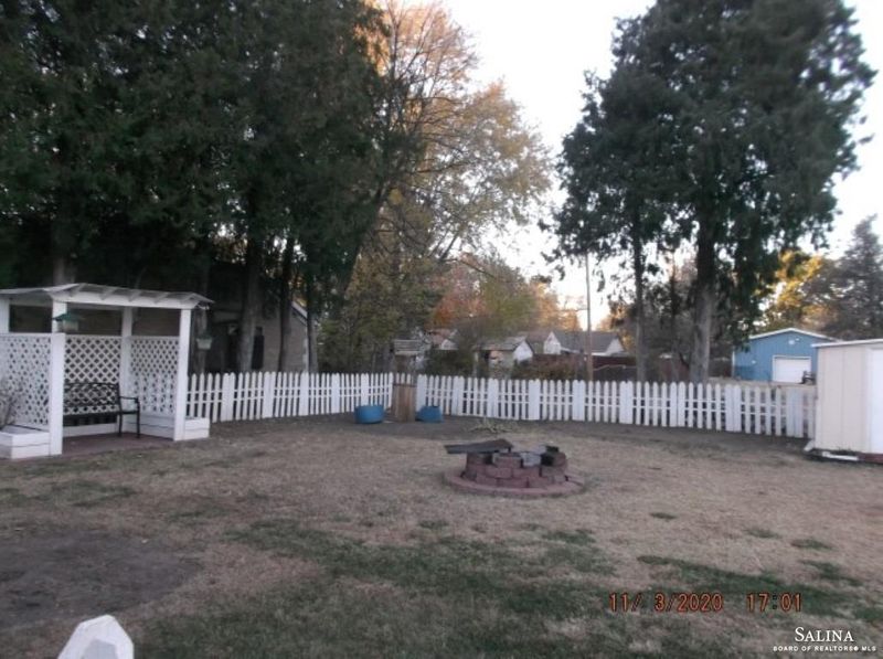 716 Charles St, Salina, KS 67401