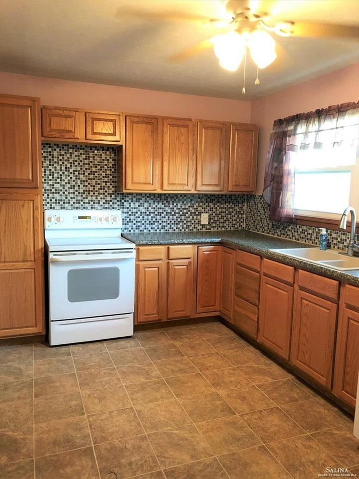 818 Vassar Dr, Salina, KS 67401