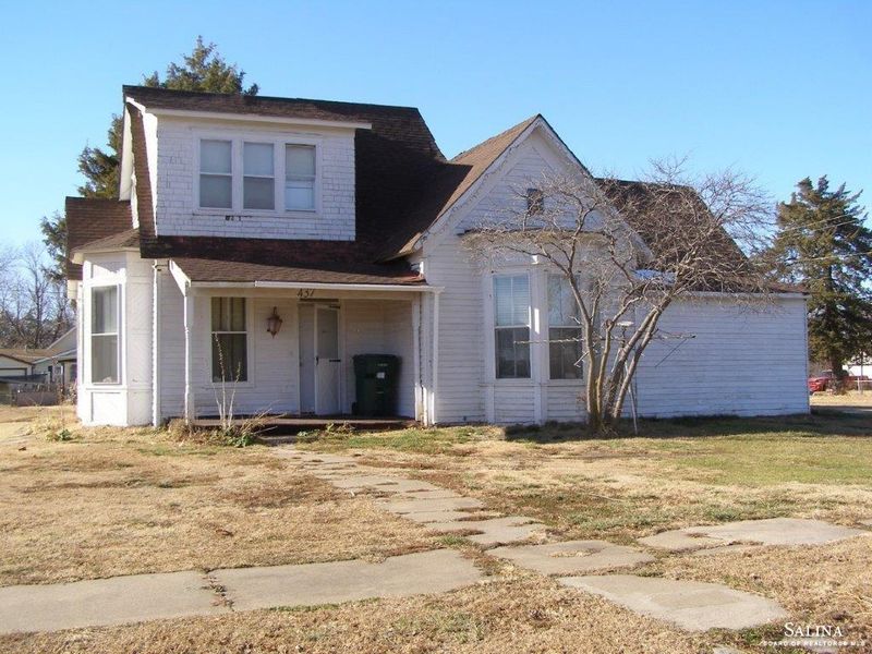 437 N Main St, Lorraine, KS 67459