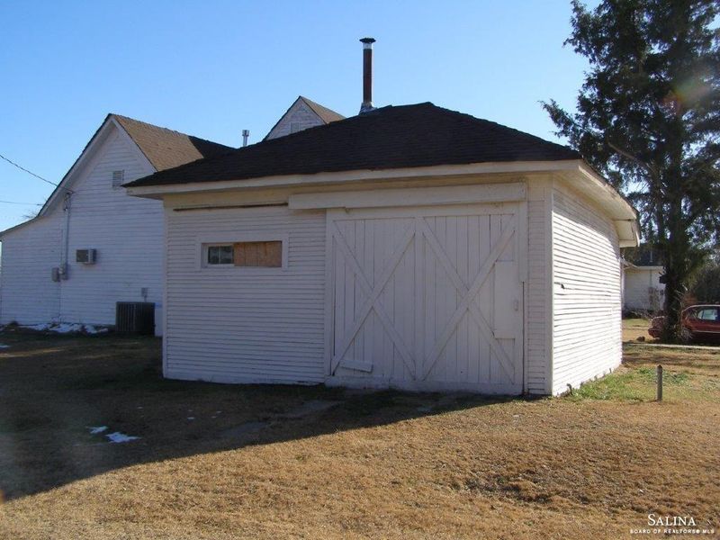 437 N Main St, Lorraine, KS 67459