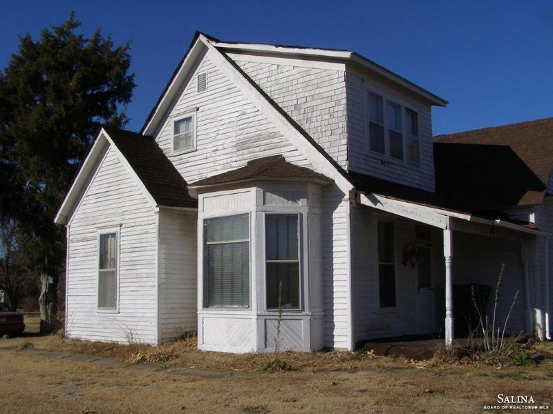 437 N Main St, Lorraine, KS 67459